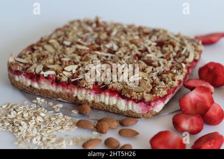 Die Frühstücksbar war frisch aus dem Ofen und wurde aus Schimmel geholt. Es gab kein Mehl-Frühstücksbar mit Haferflocken, Mandeln, Frischkäse und frischen Erdbeeren. Schuss auf Whit Stockfoto