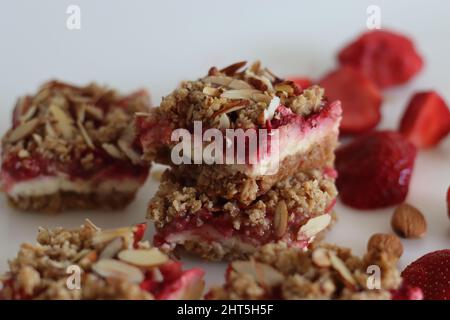 Erdbeer-Hafer-Mandeln, Frühstücksbar. Es gab kein Mehl-Frühstücksbar mit Haferflocken, Mandeln, Frischkäse und frischen Erdbeeren. Aufgenommen auf weißem Hintergrund Stockfoto