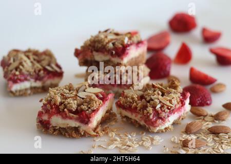 Erdbeer-Hafer-Mandeln, Frühstücksbar. Es gab kein Mehl-Frühstücksbar mit Haferflocken, Mandeln, Frischkäse und frischen Erdbeeren. Aufgenommen auf weißem Hintergrund Stockfoto