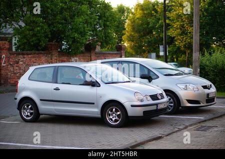 Geparktes Volkswagen Polo Auto auf einem Parkplatz im Stadtteil Stare Zegrze Stockfoto