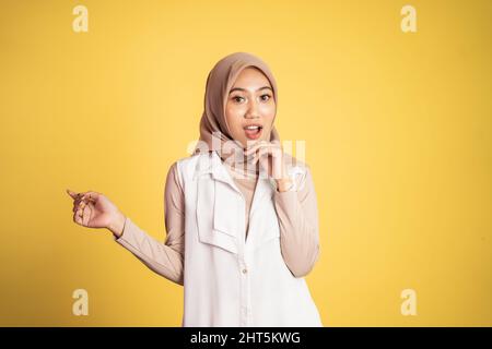 muslimische Frau, die sich unsicher über ihre Lebenswahl fühlt Stockfoto