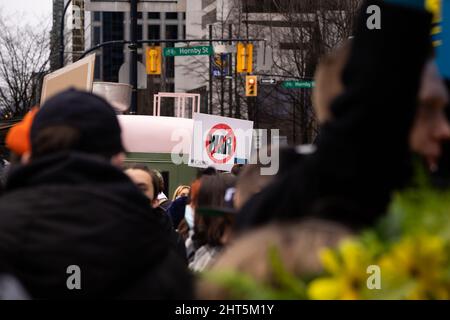 DOWNTOWN VANCOUVER, BC, KANADA - 26. FEBRUAR 2022: Protestkundgebung gegen Wladimir Putin und die russische Invasion in der Ukraine, an der Tausende teilnahmen Stockfoto