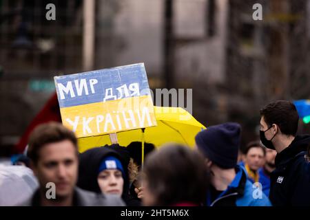 DOWNTOWN VANCOUVER, BC, KANADA - 26. FEBRUAR 2022: Protestkundgebung gegen Wladimir Putin und die russische Invasion in der Ukraine, an der Tausende teilnahmen Stockfoto