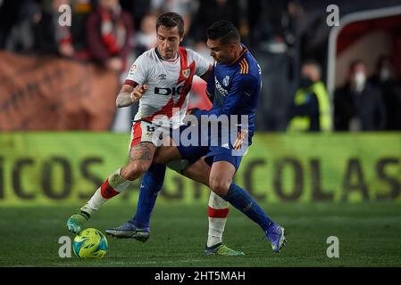 Madrid. 26.. Februar 2022. Rayo Vallecno's Oscar Trejo (L) vies mit Real Madrids Casemiro während des La Liga-Spiels zwischen Rayo Vallecano und Real Madrid am 26. Februar 2022 in Madrid, Spanien. Quelle: Pablo Morano/Xinhua/Alamy Live News Stockfoto