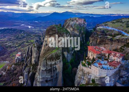 Anzeigen von Meteora Kloster, Griechenland. Geologische Formationen von großen Felsen mit den Klöstern auf Sie. Stockfoto