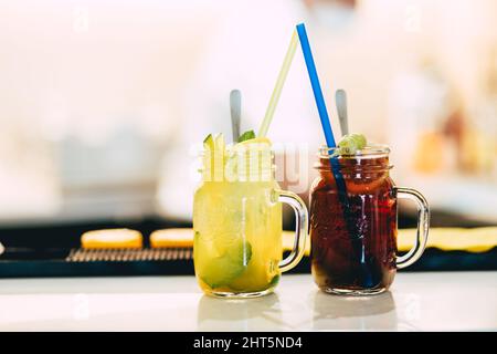 Und Limonaden mit Traubengeschmack an der Bar. Stockfoto
