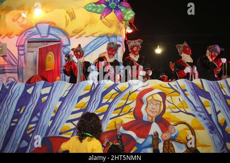 New Orleans, USA. 26.. Februar 2022. Darsteller interagieren mit der Menge während der Krewe of Iris Parade in New Orleans, Louisiana, USA, 26. Februar 2022. Quelle: Lan Wei/Xinhua/Alamy Live News Stockfoto