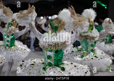 Rio De Janeiro, Brasilien. 26.. Februar 2022. Nachtschwärmer nehmen an den Karnevalsfeiern in Rio de Janeiro, Brasilien, am 26. Februar 2022 Teil. Quelle: Wang Tiancong/Xinhua/Alamy Live News Stockfoto