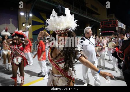 Rio De Janeiro, Brasilien. 26.. Februar 2022. Nachtschwärmer nehmen an den Karnevalsfeiern in Rio de Janeiro, Brasilien, am 26. Februar 2022 Teil. Quelle: Wang Tiancong/Xinhua/Alamy Live News Stockfoto