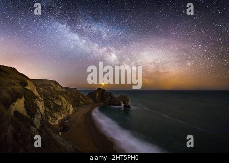 Durdle Door, Lulworth, Dorset, Großbritannien. 27.. Februar 2022. Wetter in Großbritannien. Das galaktische Zentrum der Milchstraße leuchtet hell am klaren, kalten Nachthimmel über Durdle Door an der Dorset Jurassic Coast. Bildnachweis: Graham Hunt/Alamy Live News Stockfoto