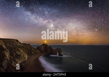 Durdle Door, Lulworth, Dorset, Großbritannien. 27.. Februar 2022. Wetter in Großbritannien. Das galaktische Zentrum der Milchstraße leuchtet hell am klaren, kalten Nachthimmel über Durdle Door an der Dorset Jurassic Coast. Bildnachweis: Graham Hunt/Alamy Live News Stockfoto