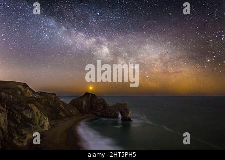 Durdle Door, Lulworth, Dorset, Großbritannien. 27.. Februar 2022. Wetter in Großbritannien. Das galaktische Zentrum der Milchstraße leuchtet hell am klaren, kalten Nachthimmel über Durdle Door an der Dorset Jurassic Coast. Bildnachweis: Graham Hunt/Alamy Live News Stockfoto