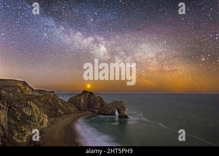 Durdle Door, Lulworth, Dorset, Großbritannien. 27.. Februar 2022. Wetter in Großbritannien. Das galaktische Zentrum der Milchstraße leuchtet hell am klaren, kalten Nachthimmel über Durdle Door an der Dorset Jurassic Coast. Bildnachweis: Graham Hunt/Alamy Live News Stockfoto