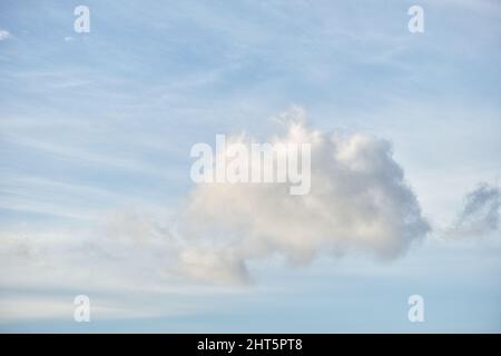 Wispige Wolken am Sommerhimmel. Wispy weiße Wolken gegen einen blauen Himmel. Stockfoto