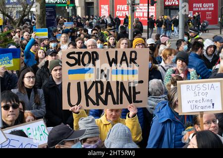 Stand mit Protest der Ukraine, Piccadilly Gardens, Manchester. Protestler mit Zeichentext Stoppt den Krieg in der Ukraine Stockfoto