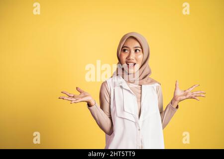 Verwirrte junge muslimische Frau, die beide Handflächen öffnete Stockfoto