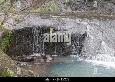 Der Blick auf die Wainamu Wasserfälle, Neuseeland. Stockfoto