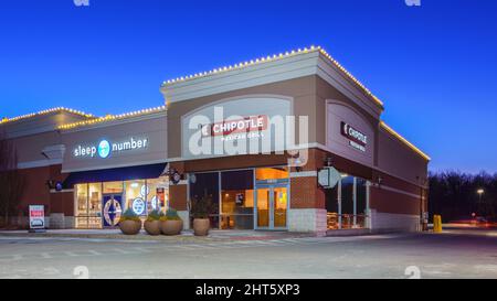 New Hartford, New York - 24. Feb 2022: Blick auf Chipotle Mexican Grill und Sleep Number Store im New Hartford Consumer Square. Stockfoto