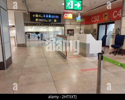 Blick auf das Innere des Terminals 1 am Flughafen Adolfo Suarez Barajas in Madrid Stockfoto