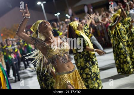 Rio De Janeiro, Brasilien. 26.. Februar 2022. Mitglieder der Samba-Schule São Clemente Parade während der Eröffnungszeremonie des Karnevals der Stadt Rio de Janeiro in der Cidade do Samba. Die offizielle Parade der Samba-Schulen in Rio de Janeiro findet erst im April statt, da sie in diesem Jahr aufgrund des Ausbruchs des Coronavirus (Covid-19) verschoben wurde. Quelle: Fernando Souza/dpa/Alamy Live News Stockfoto