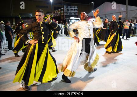 Rio De Janeiro, Brasilien. 26.. Februar 2022. Mitglieder der Samba-Schule São Clemente Parade während der Eröffnungszeremonie des Karnevals der Stadt Rio de Janeiro in der Cidade do Samba. Die offizielle Parade der Samba-Schulen in Rio de Janeiro findet erst im April statt, da sie in diesem Jahr aufgrund des Ausbruchs des Coronavirus (Covid-19) verschoben wurde. Quelle: Fernando Souza/dpa/Alamy Live News Stockfoto