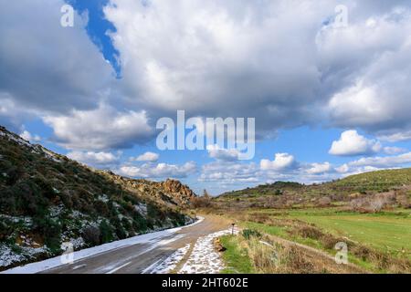 Myrina von der Insel Lemnos, mit verschneiten Straßen und blauem Himmel mit Wolken. Das Schloss im Hintergrund. Stockfoto