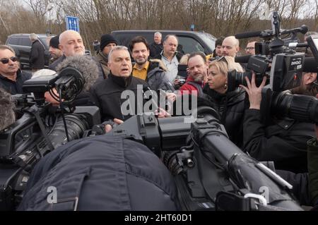 Beregsurany. 26.. Februar 2022. Der ungarische Premierminister Viktor Orban spricht mit Journalisten, nachdem er am 26. Februar 2022 einen Grenzbahnhof mit der Ukraine in Ostungarn überprüft hatte. UM MIT 'Ungarischer Premierminister kontrolliert Grenzen zwischen Russland-Ukraine-Konflikt' zu GEHEN Quelle: Attila Volgyi/Xinhua/Alamy Live News Stockfoto