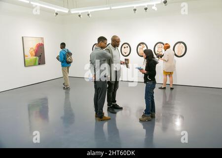 Besucher betrachten Kunstausstellung in der Galerie in Johannesburg, Südafrika Stockfoto