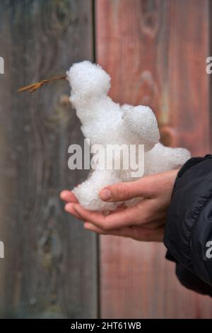 Snowbird. Kreativer Ansatz für Kinder. Die Kinder machten eine Schneefigur Stockfoto