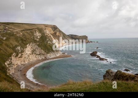 Eine wunderschöne Aussicht auf den man O'war Strand vom Küstenpfad aus gesehen von Lulworth Cove Stockfoto