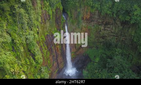 Luftaufnahme des Wasserfalls im grünen Regenwald. Drohnenansicht des Wasserfalls im Bergdschungel Stockfoto