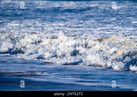 Wellen Brechen Bei Ebbe Stockfoto