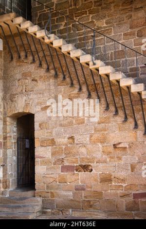 Treppenhaus und Tür im Deutschen Weintor in Schweigen-Rechtenbach am Ende der Deutschen Weinstraße. Stockfoto