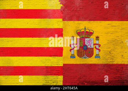 Vollformatfoto einer verwitterten Flagge Kataloniens und Spaniens auf einer verputzten Ziegelwand. Stockfoto