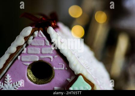 Nahaufnahme von Details über ein rosa Lebkuchenhaus Stockfoto