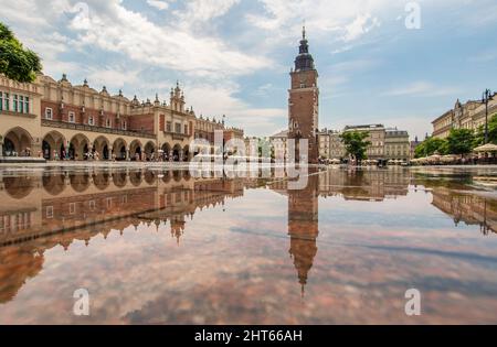 Häufige Regenschauer lassen die Altstadt von Krakau wie einen Spiegel aussehen, wenn es voll nass ist. Hier insbesondere Market Square, ein Wahrzeichen Stockfoto