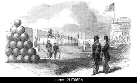 Die Dardanellen - die Batterie und der Steinschuss, 1850. Ansicht von '...der Batterie, aus der der Steinschuss entladen wird [an] der Festung von Chanah-Kalesi', [in der modernen Türkei]. "In der Pistole, die in der beiliegenden Skizze gezeigt wird, konnte unser Künstler seinen Gehstock mit einem Durchmesser von etwa drei Vierteln Zoll einschieben...Er besteht aus zwei Teilen, von denen einer die Kammer enthält, und sie werden in der Mitte mit den in der Zeichnung gezeigten Mitteln zusammengeschraubt." Aus „Illustrated London News“, 1850. Stockfoto