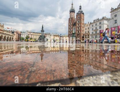 Häufige Regenschauer lassen die Altstadt von Krakau wie einen Spiegel aussehen, wenn es voll nass ist. Hier insbesondere Market Square, ein Wahrzeichen Stockfoto