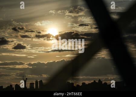 Kiew, Ukraine. 27.. Februar 2022. KIEW, UKRAINE - 26. FEBRUAR 2022 - die Sonne scheint durch die Wolken über dem Mutterland-Denkmal, Kiew, der Hauptstadt der Ukraine. Kredit: Ukrinform/Alamy Live Nachrichten Stockfoto