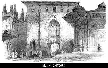 Panorama von Konstantinopel und den Dardanellen - die erhabene Pforte, 1850. Tor zum Kaiserlichen Palast und Brunnen von Ahmed III Abschnitt eines 'Panorama, ausgestellt bei 309, Regent-Street [in London]...der Haupteingang zum Palast des Sultans [ist] ein feierliches, ernstes, fast schmucklos steineres Tor, mit Halbsäulen in den Pfosten, Und gekrönt von einem spitzen Bogen... die reiche, aber weiche, graue Steinfarbe des Ganzen ist gut berechnet, um den hoch dekorierten Brunnen vor dem Haus mit seinem immens vorspringenden Dach zu wirken... die verschiedenen Figuren, die am Palast dastehen, und andere, die w suchen Stockfoto