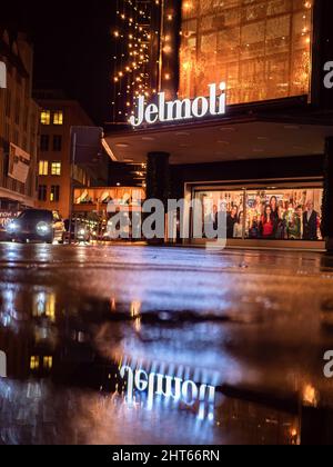 Zürich, Schweiz - 1. Dezember 2021: Jelmoli ist ein Kaufhaus in Zürich, Schweiz. Es ist eines der ältesten und bekanntesten der Welt. Stockfoto