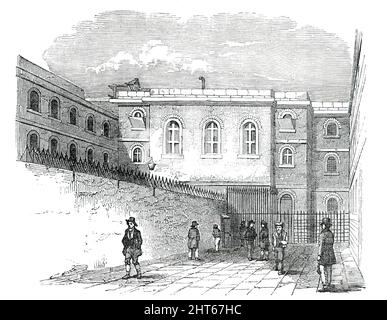 The Chapel-Yard, Newgate Prison, [London], 1850. „Das Viereck für die Männer ist ähnlich wie bei den Frauen, aber größer. Es besteht aus zwei oder drei Yards und dem Gebäude, das sie umgibt. Es wird keine Trennung der Männer gemacht, außer wie es das Gesetz verlangt - nämlich in Verbrecher und Vergehen." Aus „Illustrated London News“, 1850. Stockfoto