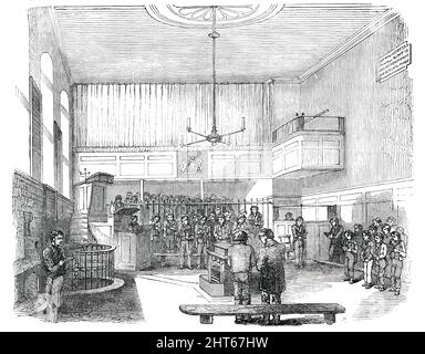 The Chapel, Newgate Prison, [London], 1850. "Die Kapelle, wie auch ein solcher Ort, ist ordentlich und schlicht. Es gibt Galerien für männliche und weibliche Gefangene. Unterhalb und in der Mitte des Fußbodens ist ein Stuhl auffällig platziert und für die Verwendung des Verurteilten markiert. Auf diesem muss er am Tag vor seiner Hinrichtung vor der Gemeinde sitzen." Aus „Illustrated London News“, 1850. Stockfoto