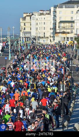 Brighton, Großbritannien. 27.. Februar 2022. Tausende von Läufern starten beim Brighton Half Marathon an einem sonnigen, aber kühlen Morgen an der Südküste entlang der Küste : Credit Simon Dack/Alamy Live News Stockfoto