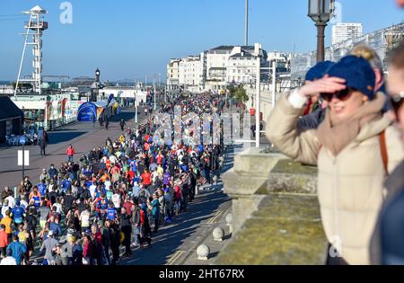 Brighton, Großbritannien. 27.. Februar 2022. Tausende von Läufern starten beim Brighton Half Marathon an einem sonnigen, aber kühlen Morgen an der Südküste von der Küste : Credit Simon Dack/Alamy Live News Stockfoto