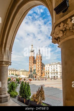 Der größte mittelalterliche Stadtplatz in Europa, der Hauptplatz, ist das Wahrzeichen von Krakau. Hier insbesondere die Marienbasilika Stockfoto