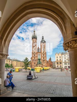 Der größte mittelalterliche Stadtplatz in Europa, der Hauptplatz, ist das Wahrzeichen von Krakau. Hier insbesondere die Marienbasilika Stockfoto
