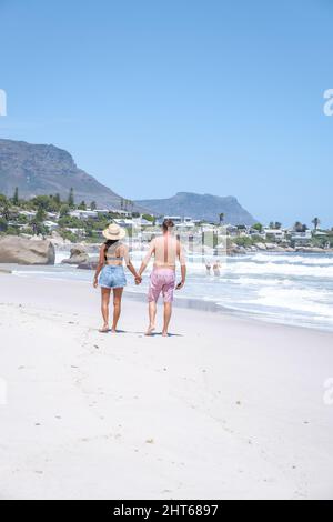 Clifton Beach Kapstadt Südafrika, weißer Sandstrand in Kapstadt Clifton. Paar Mann und Frau am Strand Stockfoto