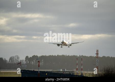 15-01-2022 Riga, Lettland Weiße Passagierflugzeuge fliegen über die Start-Start-Bahn vom Flughafen Stockfoto