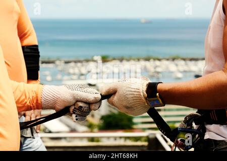 Salvador, Bahia, Brasilien - 13. Dezember 2017: Abseilen von Praktizierenden mit Ausrüstung in der Hand. Salvador, Bahia, Brasilien. Stockfoto